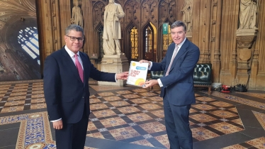 Photo: Philip Dunne MP presenting COP26 President, Rt Hon Alok Sharma MP, with South Shropshire Climate Action’s Report